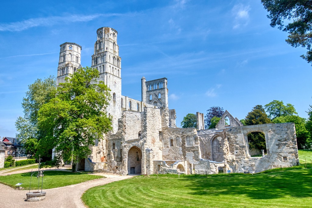 hdr abdij van Jumieges abbaye ruine religie religion rooms katholiek kerkfotografie kerk basiliek kathedraal Jumièges erfgoed christus maria
